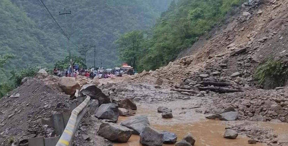 भोटेकोसीमा पहिरो जाँदा अरनिको राजमार्ग ठप्प, यात्रुबाहक बस र एम्बुलेन्स बाटोमै रोकिदा बिरामी र यात्रु अलपत्र